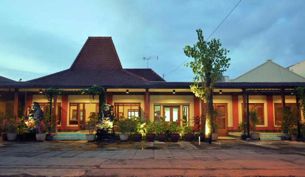 Maharani Guest House Yogyakarta Exterior photo